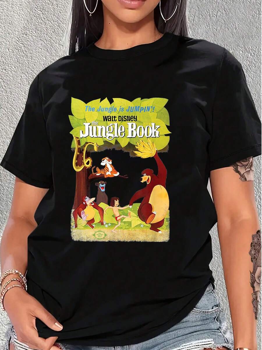 Ilustración vibrante que muestra a un niño aventurero junto a animales selváticos bailando bajo hojas verdes simbolizando amistad y alegría en la naturaleza camiseta de mujer cómoda y moderna para uso diario - Negro - Ver 1