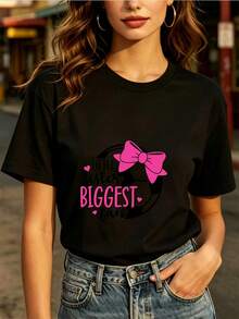 Pink Bow T-Shirt "Little Sister's Biggest Fan" - The Perfect Gift For Family Gatherings And Team Spirit! Ideal For Birthdays, Friendship, And Pool Parties. This Comfortable And Stylish Asymmetrical T-Shirt Is Made Of Soft, Breathable 180g Fabric. - 黑色 - 查看 7