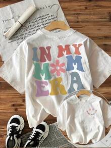 Camiseta de Verano Premium para Mujer [Doble Estampado en Frente y Espalda] Estilo Graffiti con Texto Floral "In My Mom Era" Estampado de Letras Manga Corta Cuello Redondo - Blanco - Ver 12