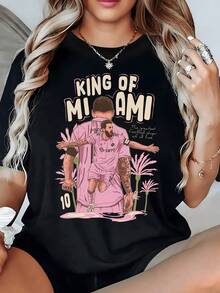 Figura vibrante que representa la energía del fútbol en Miami con palmeras rosadas y un atleta en acción transmitiendo pasión y libertad camiseta de mujer casual moderna - Negro - Ver 1