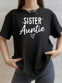 Texto con la palabra Sister tachada que simboliza una transición de rol familiar y la palabra Auntie en gran estilo cursivo acompañada de un pequeño corazón expresando cariño y orgullo familiar camiseta de mujer casual moderna cómoda para uso diario - Negro - Ver 1