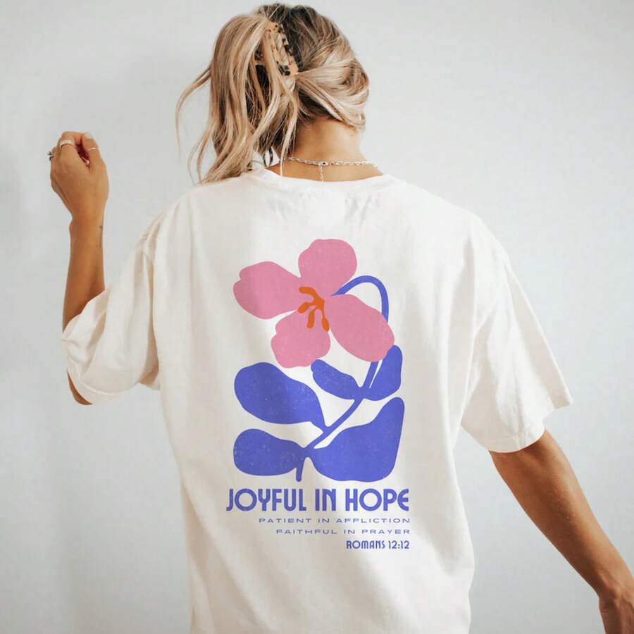 Camiseta Cristiana con Gráficos "Joyful in Hope" de , Camiseta de Jesús, Estilo Retro Boho Floral, Camiseta Cristiana con Flores Silvestres, Versículo Bíblico, Estética de Alta Calidad - Blanco - Ver 1