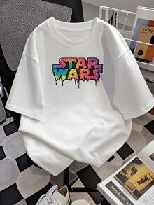 Gráfico colorido con letras que parecen derretirse simbolizando energía creativa y espíritu libre con mezcla de tonos vibrantes y textura artística que resalta la personalidad moderna camiseta de mujer  casual cómoda - Blanco - Ver 2