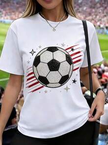 Camiseta de mujer de manga corta, estampado 2D de balón de fútbol con pedrería, detalles de rayas rojas y blancas y estrellas, diseño brillante de cristales, cuello redondo casual - Blanco - Ver 1