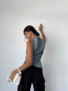 Camisa beige sin mangas con cuello con volantes y bajo curvo, una prenda esencial para la oficina y el tránsito diario para mujeres - Gris - Ver 4