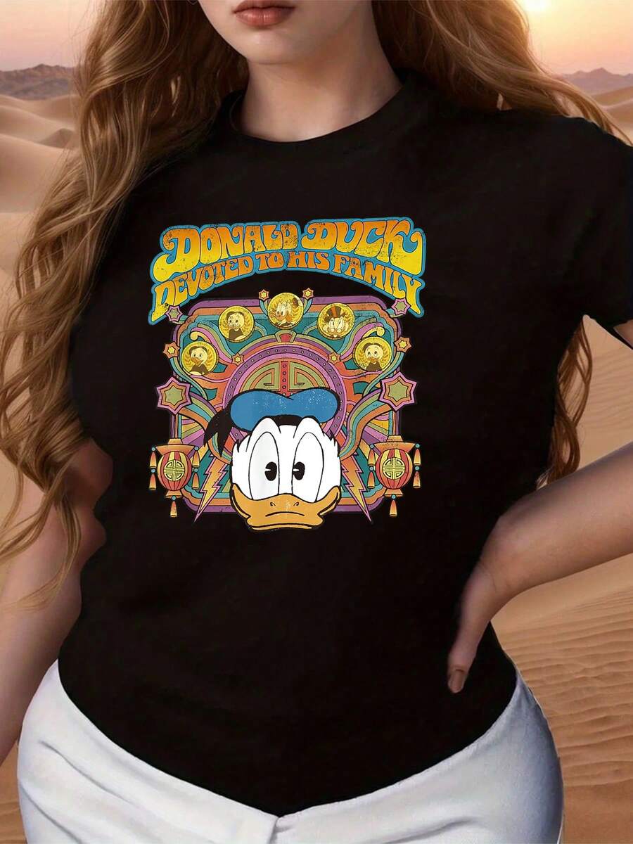 Gráfico colorido con pato mostrando expresión divertida rodeado de formas geométricas y luces que simbolizan alegría y familia camiseta de mujer casual cómoda ideal para uso diario - Negro - Ver 1