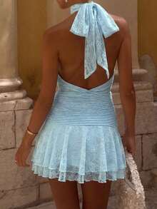 Vestido mini de encaje de cuello halter azul claro, vestido de línea A sin mangas con cintura fruncida y volantes en el bajo de malla para fiesta de verano y vacaciones - Celeste - Ver 1