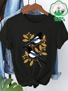 Una camiseta de manga corta 100% algodón con un brillante estampado de urracas en negro, blanco y azul posadas entre ramas de árboles con bayas doradas. Se puede usar sola para salidas diarias, combinada con una chaqueta para un look en capas, o para viajes y actividades de ocio. Es cómoda y no restringe los movimientos, adecuada para reuniones de amigas y diversos estilos y entornos. Es ideal para quienes buscan individualidad y un estilo natural. 14844-Camiseta unisex de algodón de manga corta y cuello redondo estilo vintage para mujer. blusas.blusas casuales para dama. - Negro - Ver 1