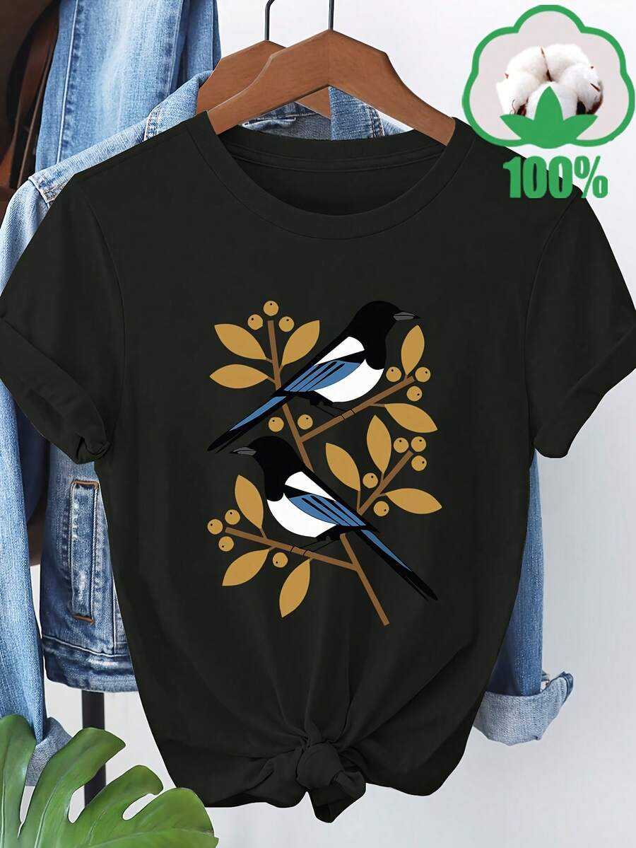 Una camiseta de manga corta 100% algodón con un brillante estampado de urracas en negro, blanco y azul posadas entre ramas de árboles con bayas doradas. Se puede usar sola para salidas diarias, combinada con una chaqueta para un look en capas, o para viajes y actividades de ocio. Es cómoda y no restringe los movimientos, adecuada para reuniones de amigas y diversos estilos y entornos. Es ideal para quienes buscan individualidad y un estilo natural. 14844-Camiseta unisex de algodón de manga corta y cuello redondo estilo vintage para mujer. blusas.blusas casuales para dama. - Negro - Ver 1
