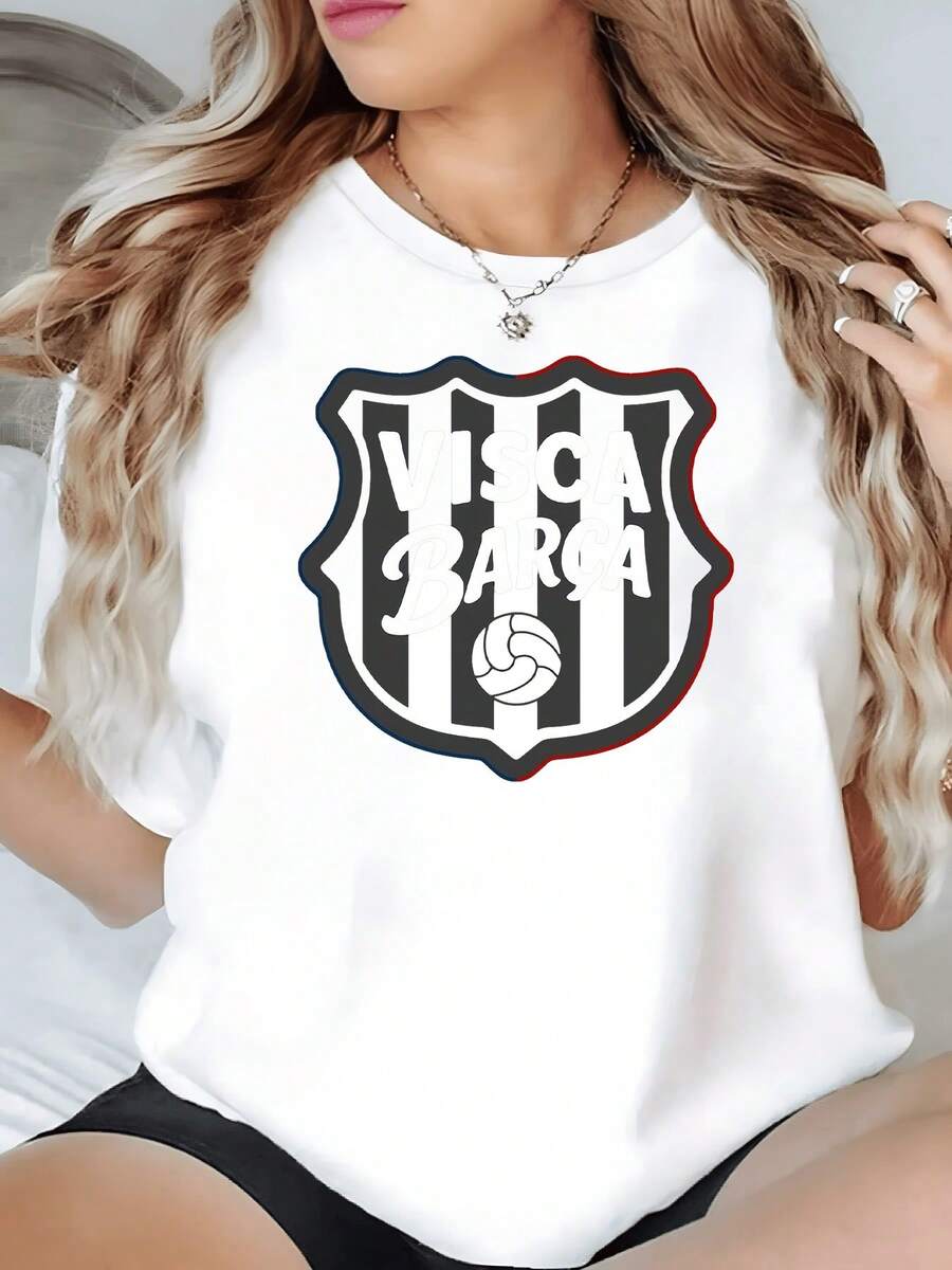 Escudo con franjas oscuras que simboliza pasión y fuerza con palabra Visca Bar?a destacando la energía del espíritu deportivo camiseta de mujer casual moderna para aficionados al fútbol - Blanco - Ver 1