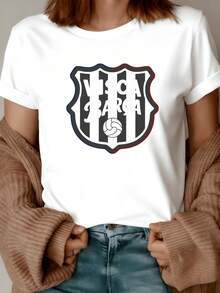 A Shield Shaped Like A Sports Emblem In Shades Of Blue And Red Symbolizes The Passion And Pride For A Legendary Team, Transmitting Energy And Unity Among Fans. A Modern Casual Women's T-Shirt - 白色 - 查看 1