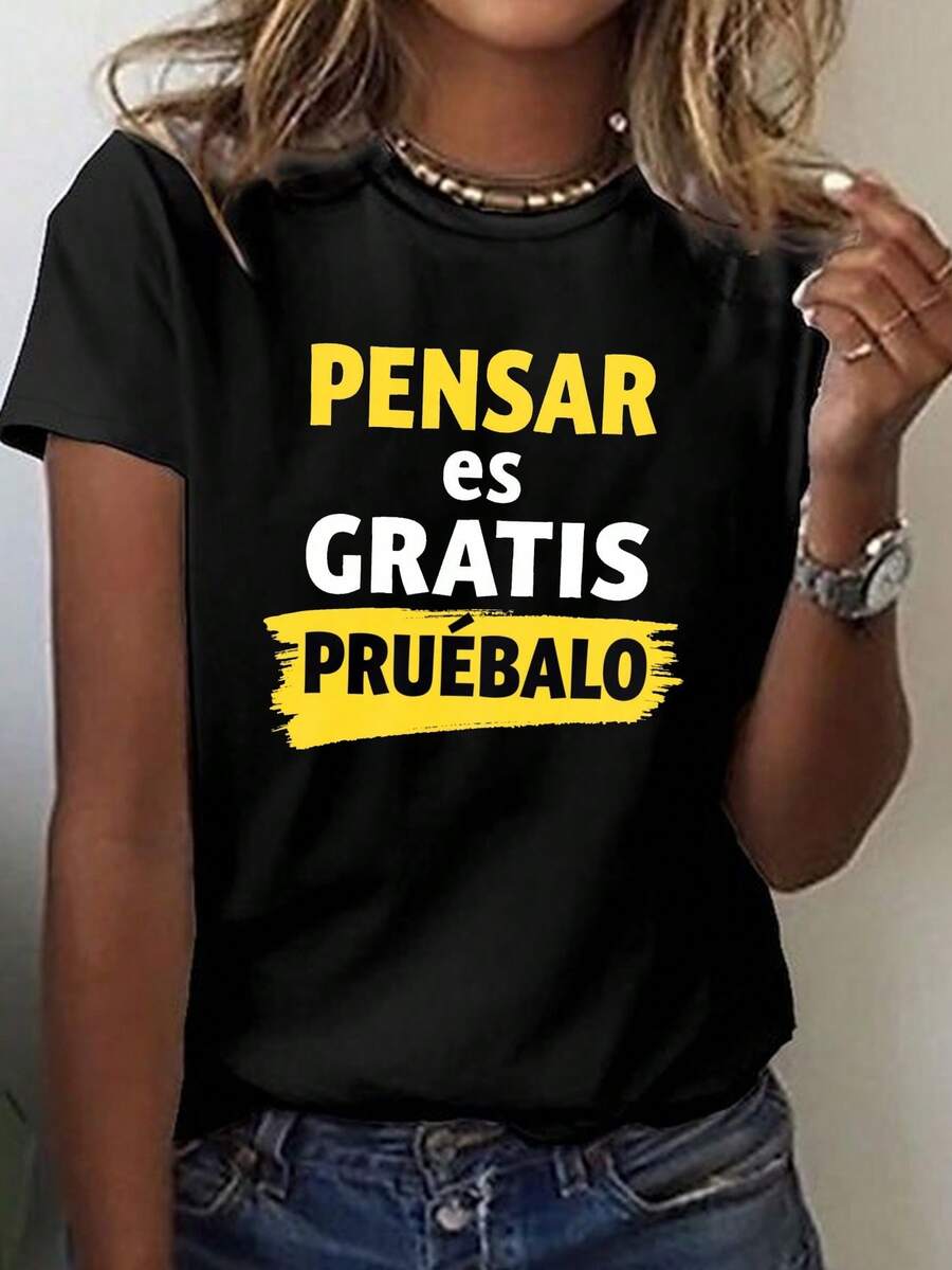Funny T-Shirt For Women With A Quote In Spanish: "Thinking For Free Is Proof That You're Not Sick" (Thinking For Yourself Is Proof That You're Not Crazy) - Dark Gray Crew Neck T-Shirt - Lightweight And Casual T-Shirt For Everyday Women - Essential Clothing For All Styles, Fun Clothing, Bold Text Design, Relaxed Fit Shirt, Spring Fashion, Short Sleeve Shirt, Comfortable Material, Statement Shirt, Humor Lovers - 黑色 - 查看 1