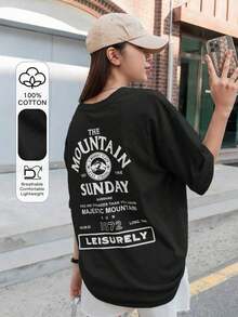 Camiseta gráfica "The Mountain Sunday" de corte holgado para mujer, transpirable y cómoda, 100% algodón, manga corta, cuello redondo, estampado vintage con cita de montaña, perfecta para uso diario y estilo urbano al aire libre. - Negro - Ver 1