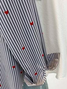 Blusa de mujer con cuello polo, estampado de corazones y rayas - Camisa casual de manga larga con botones, adecuada para uso diario en primavera, verano y otoño - Rayas grises - Ver 8