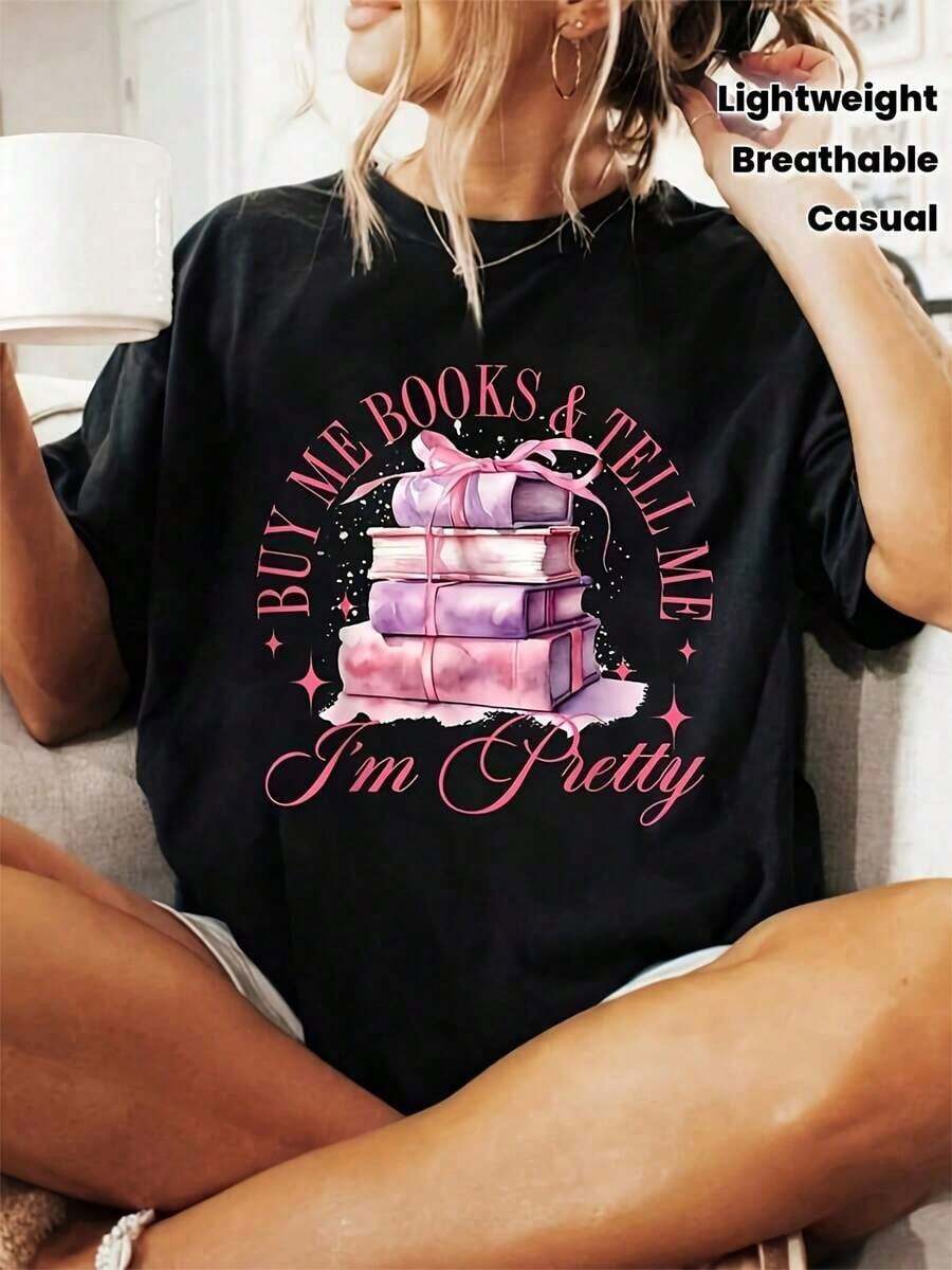 Suave Camiseta 100% para Amantes de los Libros para Mujer y Unisex - Estampado Gráfico "Cómprame Libros y Dígame Que Soy Bonita" con Pila de Libros y Estrellas - Camiseta Casual de Manga Corta, Cuello Redondo, Ligera, Transpirable y Suave - Regalo Estético para Lectores para Atuendo Casual de Primavera y Verano - Lavable a Máquina, blusa casual mujer, blusas para mujer, playeras de mujer algodón - Negro - Ver 1