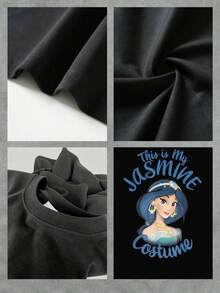 Ilustración de una mujer con cabello azul y joyas doradas que transmite elegancia, fantasía y confianza, ideal para expresar un estilo único y alegre camiseta de mujer  suave y cómoda para uso diario - Negro - Ver 4