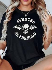 Calavera con alas extendidas evocando poder y rebeldía rodeada de texto curvo en estilo impactante camiseta de mujer 100% algodón 220g - Negro - Ver 2
