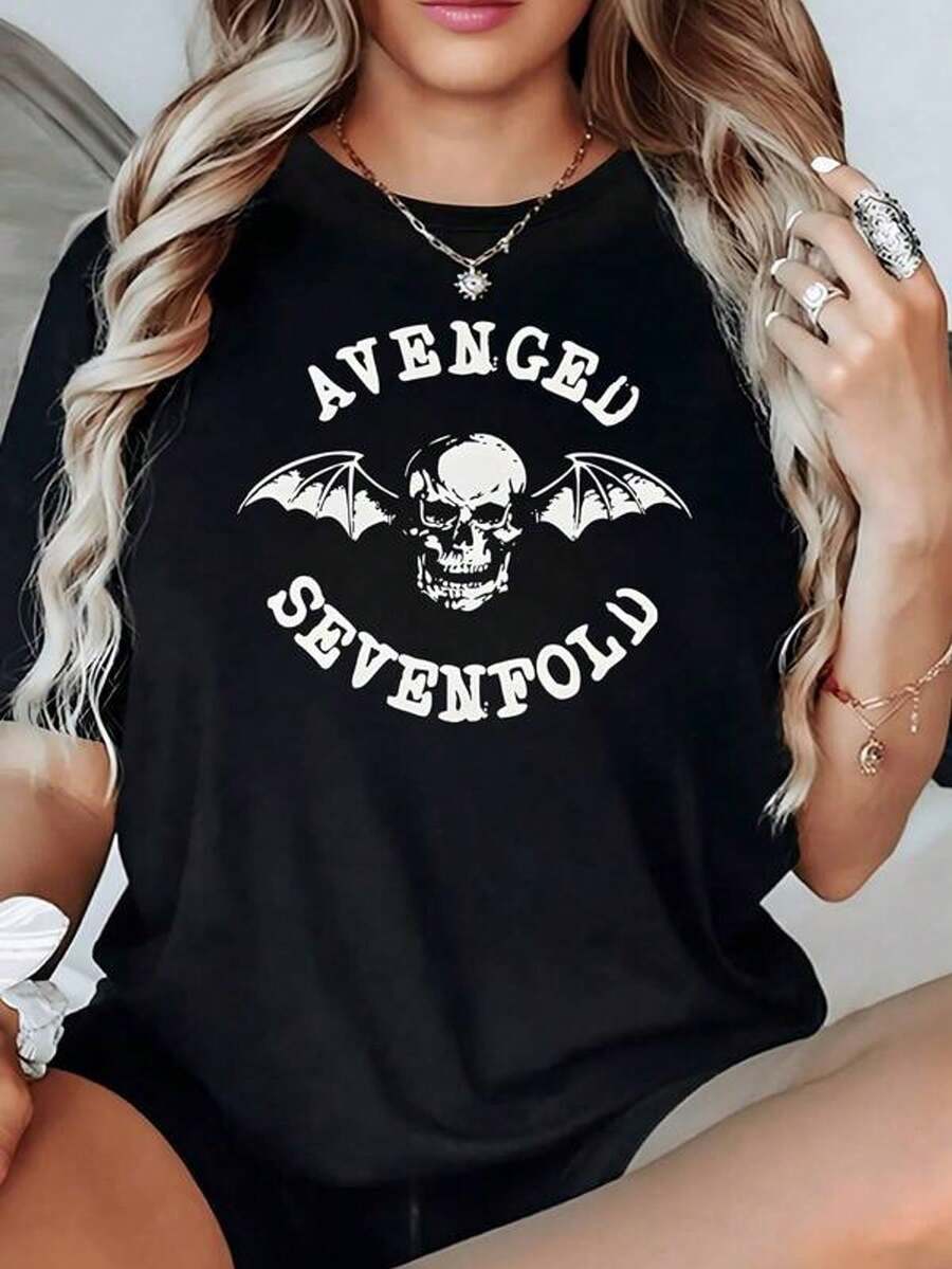 Calavera con alas extendidas evocando poder y rebeldía rodeada de texto curvo en estilo impactante camiseta de mujer 100% algodón 220g