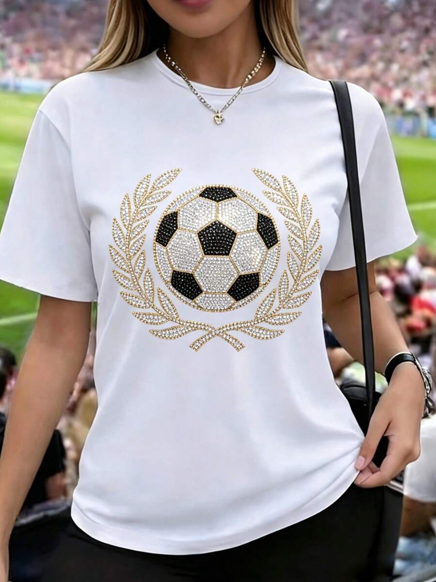 Camiseta de mujer de manga corta, estampado 2D de balón de fútbol con pedrería, rodeado de hojas de laurel doradas, diseño brillante de cristales, cuello redondo casual - Blanco - Ver 1