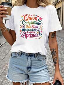 Designed For Modern, Stylish, And Comfortable Women, This Portuguese Knowledge-Sharing Themed T-Shirt Features Floral Prints, Casual Short Sleeves, And A Warm, Relaxed Style, Making It Suitable For Everyday Wear By Teachers. Made From Premium Soft And Breathable Fabric, It's Designed For All-Day Comfort And Versatile Everyday Wear, Perfect For Casual Outings. - 白色 - 查看 1