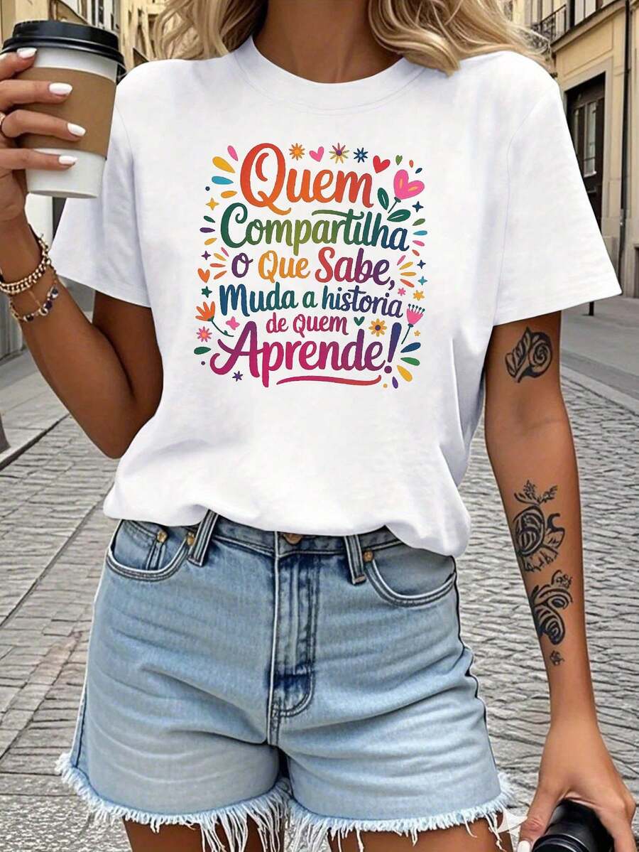 Designed For Modern, Stylish, And Comfortable Women, This Portuguese Knowledge-Sharing Themed T-Shirt Features Floral Prints, Casual Short Sleeves, And A Warm, Relaxed Style, Making It Suitable For Everyday Wear By Teachers. Made From Premium Soft And Breathable Fabric, It's Designed For All-Day Comfort And Versatile Everyday Wear, Perfect For Casual Outings. - 白色 - 查看 1