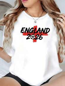 Simple And Versatile Design. Red Cross With A Dark Background And A Ball In The Center Symbolizing Passion For Football And Competitive Spirit, With The Country's Name And Year In Bold Strokes. Comfortable Women's T-Shirt For Everyday Wear And Sporting Events. Cotton T-Shirt - 白色 - 查看 1