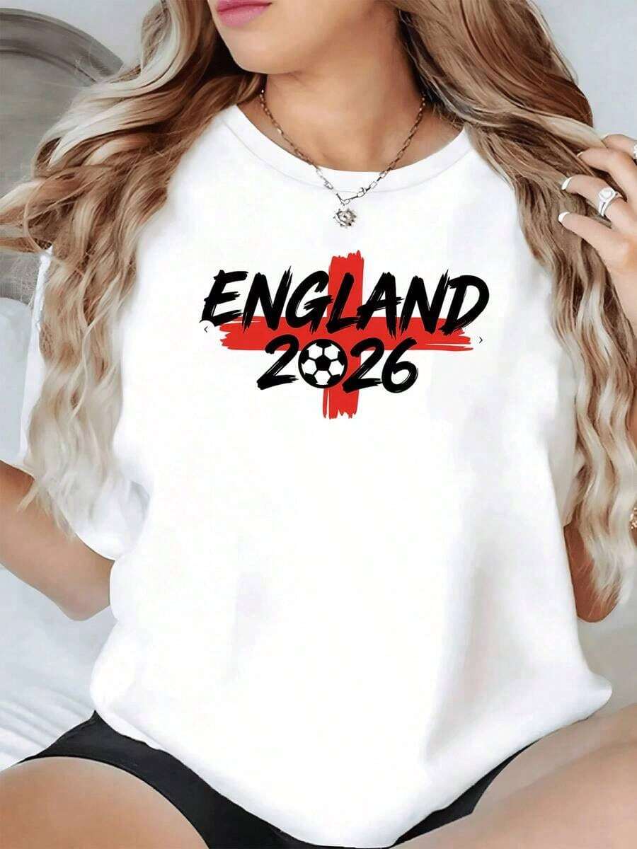 Simple And Versatile Design. Red Cross With A Dark Background And A Ball In The Center Symbolizing Passion For Football And Competitive Spirit, With The Country's Name And Year In Bold Strokes. Comfortable Women's T-Shirt For Everyday Wear And Sporting Events. Cotton T-Shirt - 白色 - 查看 1