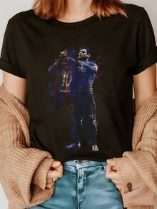 A Design Inspired By The Passion Of Football, Showing An Emotional Gesture Between Two Players On The Field, Symbolizing Respect And Sporting Unity. A Modern And Comfortable Women's T-Shirt For Casual Wear. - 黑色 - 查看 1