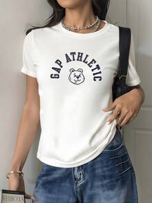 Figura de un oso amistoso que transmite energía positiva y espíritu deportivo con letras que evocan movimiento y fuerza ideal para looks casuales camiseta de mujer cómoda y moderna - Blanco - Ver 8