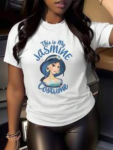 Illustration Of A Princess With Blue Hair, Gold Jewelry, And A Light Blue Dress That Conveys Fantasy And Elegance Full Of Magical Charm. Comfortable And Soft Women's T-Shirt, Ideal For Everyday Wear And Casual Occasions. - 白色 - 查看 2