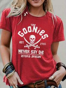 1 Retro Graphic T-Shirt " Never Give Up" | Vintage Skull And Bones Design For 80s Movie Fans | Soft Cotton Blend, Vintage Streetwear T-Shirt For Nostalgic Comfort. - 紅色 - 查看 2