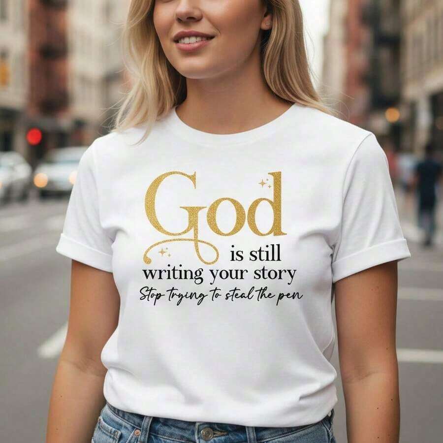 Camiseta de algodón con estampado religioso para mujer, con la frase "Dios aún está escribiendo tu historia", manga corta, cuello redondo, estilo casual, corte holgado, ideal para uso diario, disponible para primavera, verano y otoño. - Blanco - Ver 1