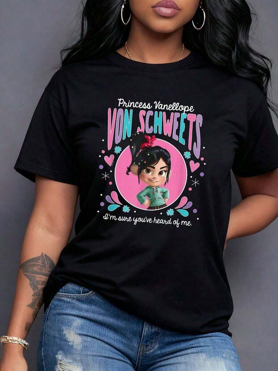 Colorful Figure With A Girl Framed By Hearts And Sweets That Conveys Fun Energy And A Confident Attitude. Modern Women's T-Shirt With A Positive Message, Ideal For Standing Out On Any Occasion. Casual Short Sleeve. - 黑色 - 查看 1