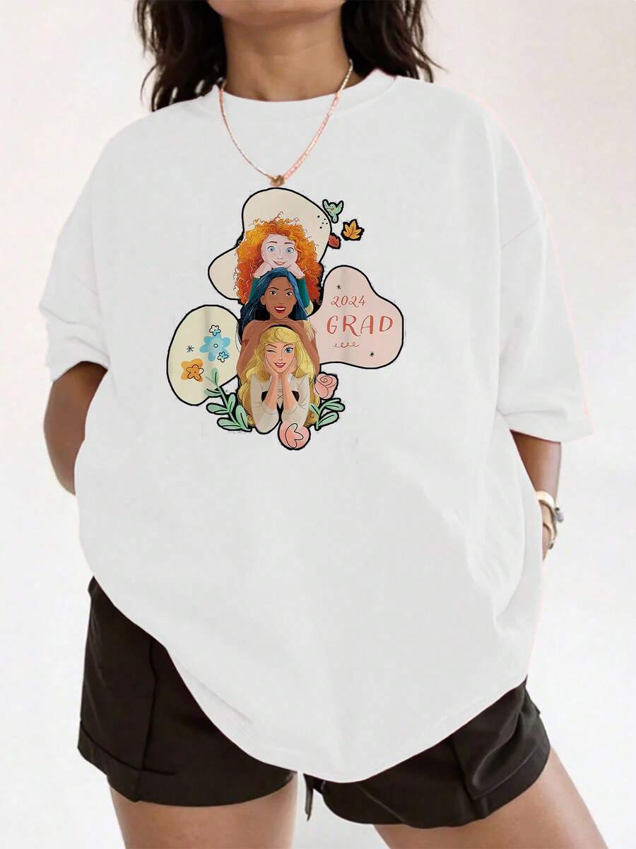Colorful Illustration Of Two Girls Embracing Amidst Flowers And Leaves, Symbolizing Friendship, Love, Unity, And Graduation Celebration 2024. Comfortable And Soft Women's T-Shirt For A Special Gift. - 白色 - 查看 1