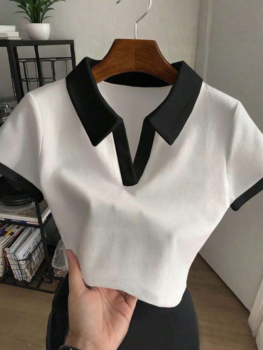 Blusa casual de mujer con cuello polo a rayas y manga corta - Blanco y Negro - Ver 1