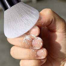 1 pieza Pincel portátil para polvo de uñas, diseño de mango corto de metal con cerdas suaves, limpieza rápida y fácil de polvo de uñas para principiantes y manicura de maquillaje, multiusos - Gris Claro - Ver 7