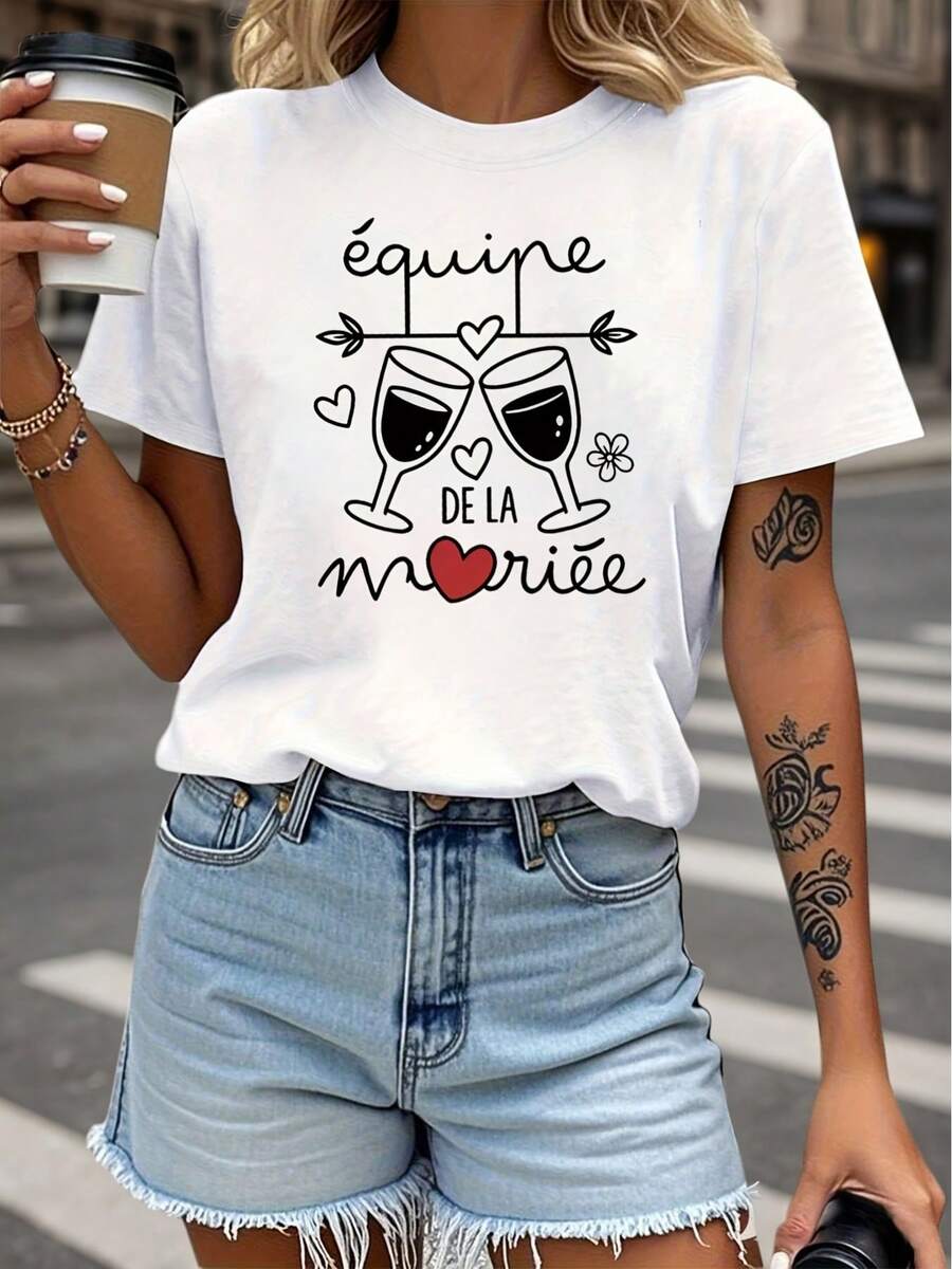 Camiseta de diseño simple y versátil, con estampado de la frase "French équipe DE LA mariée" (Equipo de la Novia) con copas de vino, corazones y flores en un estilo romántico de fiesta, camiseta blanca de manga corta y cuello redondo - lavable a máquina, adecuada para primavera, verano y otoño, estilo casual, ajuste cómodo, diseño moderno, versátil para el uso diario, tela suave, camiseta de algodón de estilo moderno. - Blanco - Ver 1