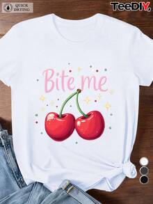 Camiseta gráfica de cereza 'Bite Me' para mujer de talla - Camiseta casual blanca de manga corta con cerezas rojas y letras rosas, cuello redondo, ajuste cómodo para todas las estaciones, camiseta juguetona y de moda para atuendos informales, camisetas para mujeres, ropa cómoda, camiseta con letras audaces, tejido duradero, camiseta de uso diario, diseño de moda, material suave, camiseta impresa, mujeres curvas - Blanco - Ver 1