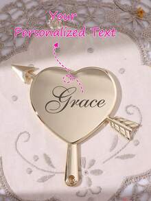 Specchio da mano a forma di cuore e freccia personalizzato, specchio da mano di Cupido con nome personalizzato, regalo per damigella, regalo di matrimonio per lei, ricordo romantico - Multicolore - Visualizzare 1