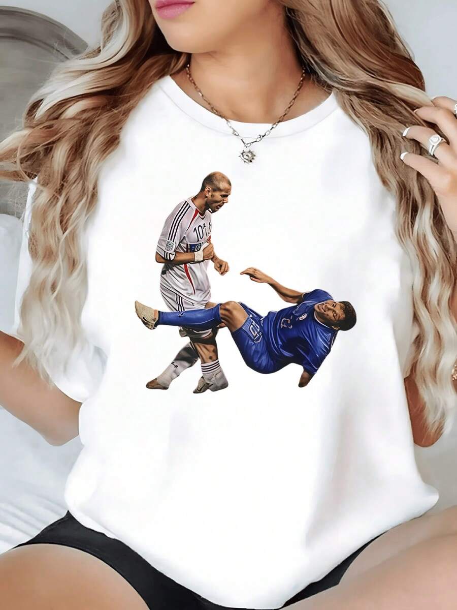 Impactful Moment In A Football Match That Reflects The Intensity, Determination And Emotion Of The Sport With Realistic Figures In Action. Women's Casual, Modern And Comfortable T-Shirt - 白色 - 查看 1