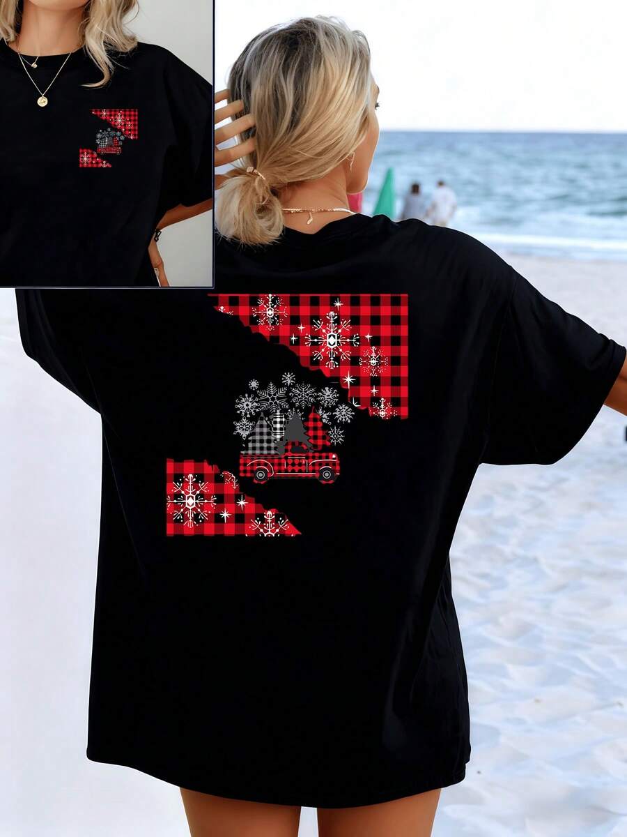 Red Plaid Truck Transporting A Christmas Tree With Snowflakes On A Festive Background Symbolizing Joy And Family Togetherness On Winter Days. Women's Double-Sided Printed T-Shirt - 黑色 - 查看 1