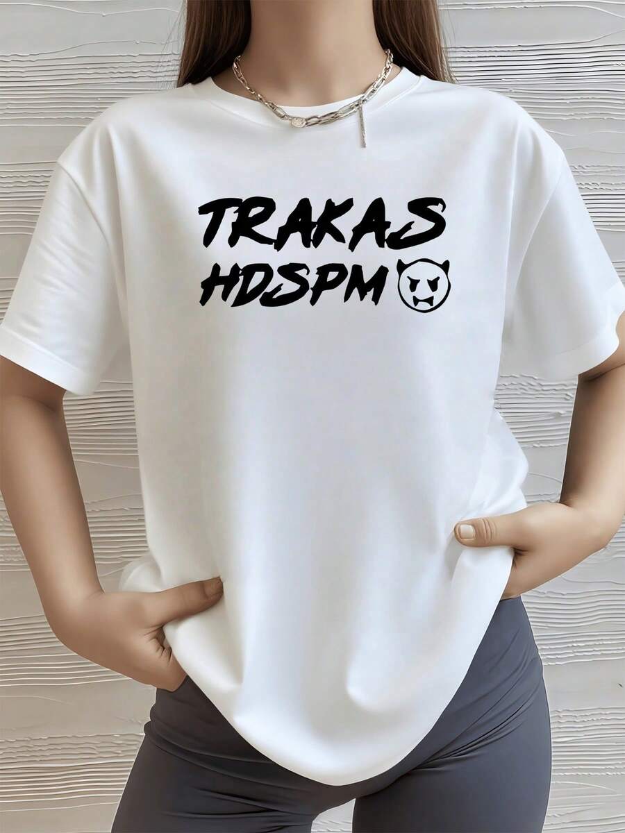 Símbolo de fuerza y carácter con letras audaces y un rostro felino que representa poder y actitud camiseta de mujer blanca moderna para uso diario y estilo urbano - Blanco - Ver 1
