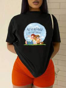 The Print Shows Two Friends Looking At The Sky With A Message About Seeking New Experiences And The Joy Of Exploring, Symbolizing Freedom And Lasting Friendship. This Comfortable And Casual Women's T-Shirt Is Ideal For Everyday Wear. - 黑色 - 查看 2