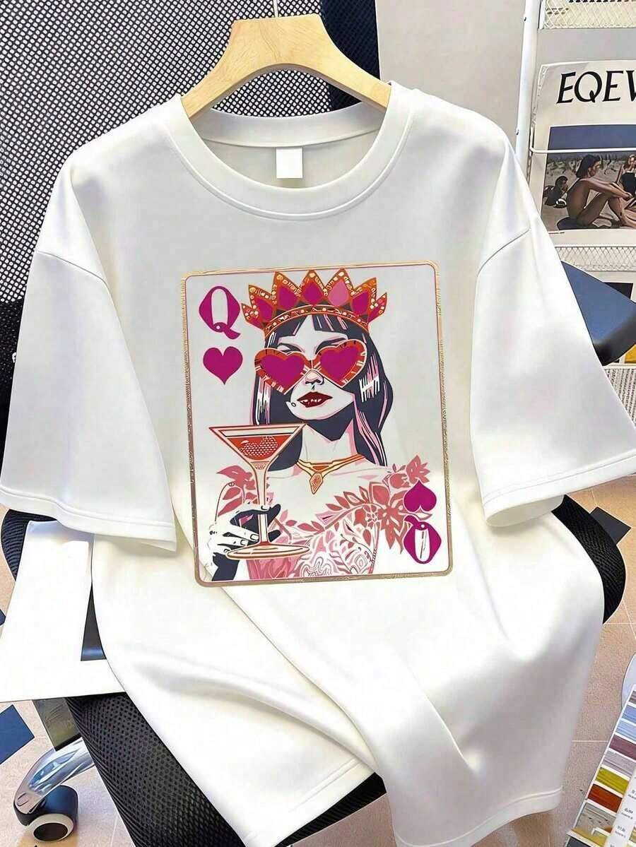 Women's Plus Size "Queen Of Hearts" Graphic T-Shirt - Casual Polyester Fabric, Short Sleeve, Round Neck, Decorated With A Vibrant Cocktail Playing Card Pattern, Suitable For All Seasons, Summer White - 白色的 - 查看 1