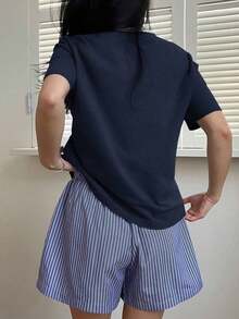 Conjunto de pijama con camiseta minimalista y shorts a rayas - Azul marino - Ver 2