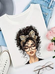 Women's Casual Printed T-Shirt, Featuring An Elegant Woman With Curly Hair And A Leopard Print Bow, Designed For Casual Everyday Wear, Suitable For Spring, Summer And Autumn. - 白色 - 查看 1