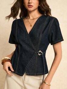 Blusa de mezclilla de uso diario versátil y casual con decoración metálica en escote en V para mujer - Azul lavado oscuro - Ver 3