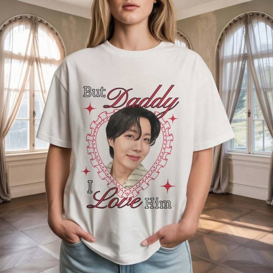 "But Dad, I Love You" T-Shirt, Valentine's Day Design. Women's Casual T-Shirts: A Collection That Includes Casual Tees, Tops, And T-Shirts Ideal For Everyday Wear. Made With Lightweight And Breathable Fabrics, These Garments Feature A Vintage-Inspired Aesthetic, Making Them A Great Choice For Both College Life And Everyday Outfits. The Designs Are Charming And Pretty, With A Comfortable And Flattering Cut. Thanks To Their Classic Style, Soft-To-The-Touch Fabrics, And Pleasant Feel Against The Skin, These Garments Have A Distinctive Mexican-Inspired Flair. - 白色 - 查看 1