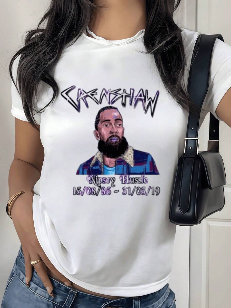 Artistic Portrait In Shades Of Purple Symbolizing Urban Strength And Perseverance With Striking Lettering That Evokes Inspiration And Youthful Energy. Comfortable, Modern Casual Women's T-Shirt For Everyday Wear. - 白色 - 查看 1