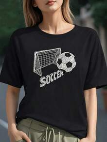 Camiseta de mujer con letras "SOCCER", portería en líneas blancas brillantes y balón blanco negro, diseño deportivo de manga corta - Negro - Ver 1